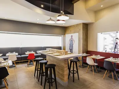 Un restaurante o sitio para comer en Ibis Chihuahua
