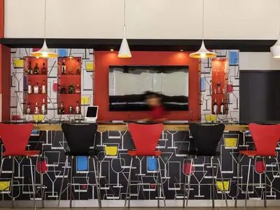 El salón o zona de bar de Ibis Chihuahua