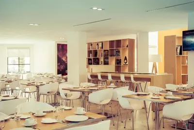 Un restaurante o sitio para comer en Fiesta Inn Saltillo