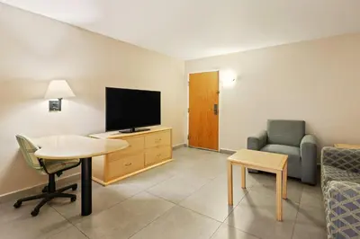 Una televisión o centro de entretenimiento en Fiesta Inn Express Hermosillo