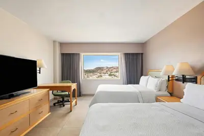 Una televisión o centro de entretenimiento en Fiesta Inn Express Hermosillo