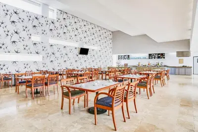 Un restaurante o sitio para comer en Fiesta Inn Torreon Galerias