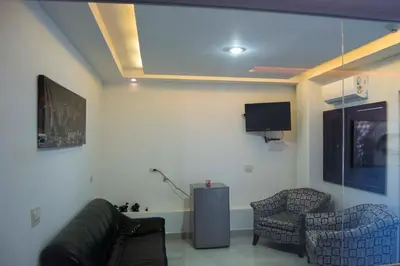 Una televisión o centro de entretenimiento en Hotel Onix Suites