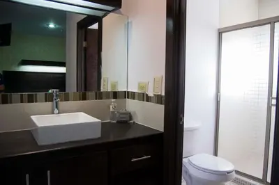 Un baño de Hotel Onix Suites