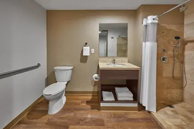 Un baño de Extended Suites Saltillo Galerías