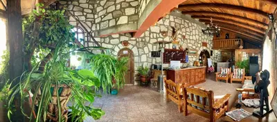 Un restaurante o sitio para comer en Hotel Mansion Tarahumara