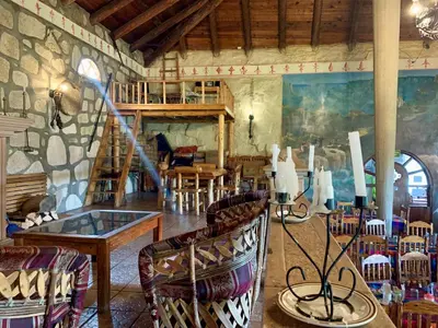 Un restaurante o sitio para comer en Hotel Mansion Tarahumara