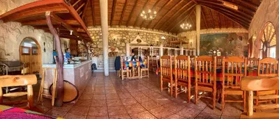 Un restaurante o sitio para comer en Hotel Mansion Tarahumara