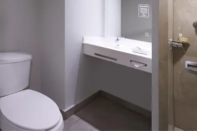 Un baño de City Express Junior by Marriott Juarez Consulado