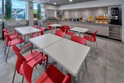 Una cocina o zona de cocina en City Express Junior by Marriott Juarez Consulado