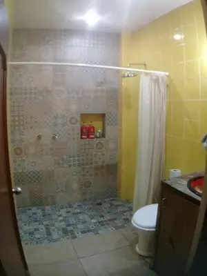 Un baño de Aguacate Suites