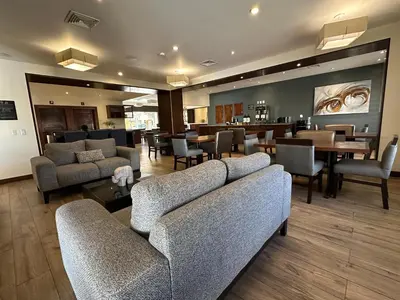 Zona de estar de Best Western Plus Chihuahua Aeropuerto