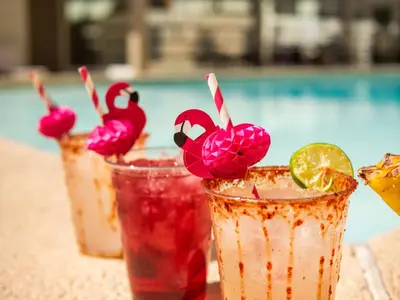 Bebidas en Hotel Mesaluna Near American Consulate