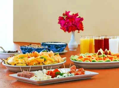 Comida en o cerca de este resort