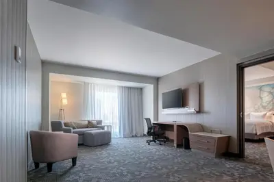 Una televisión o centro de entretenimiento en Courtyard by Marriott Ciudad Juarez