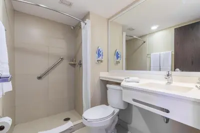 Un baño de City Express by Marriott Ciudad Obregon