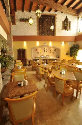 Un restaurante o sitio para comer en Hotel María Bonita Consulado Americano