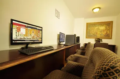 Una televisión o centro de entretenimiento en Hotel María Bonita Consulado Americano