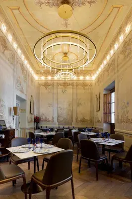 Un restaurante o sitio para comer en Central Hotel Boutique