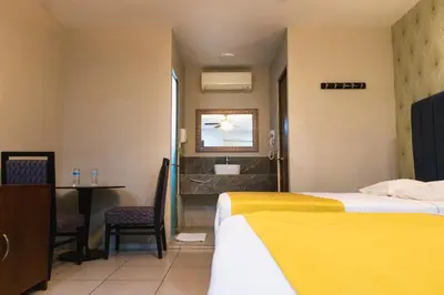 Cama o camas de una habitación en Hotel Maioris El Diez Culiacan
