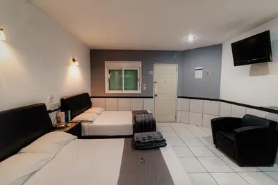 Cama o camas de una habitación en Hotel Maioris El Diez Culiacan
