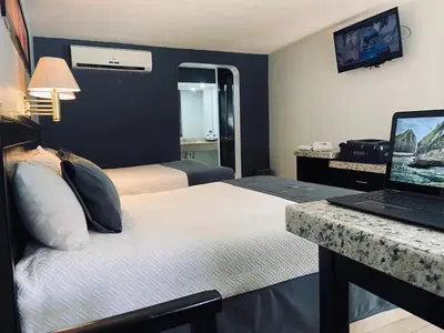 Una televisión o centro de entretenimiento en Hotel La Finca