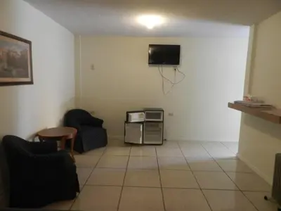 Una televisión o centro de entretenimiento en Consul Suites