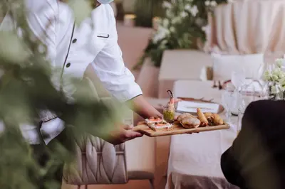 Comida en o cerca de este hotel