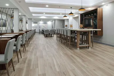 Un restaurante o sitio para comer en Hampton Inn Ciudad Juarez