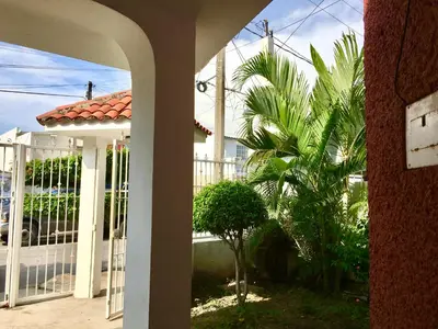 Jardín al aire libre en Casa Baraka, Casa Vacacional en Mazatlán cerca de Malecón, Centro Histórico y Playa