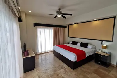 Cama o camas de una habitación en Coral Island Beach View Hotel