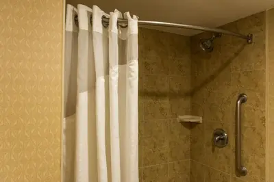 Un baño de Holiday Inn Express Saltillo Zona Aeropuerto by IHG