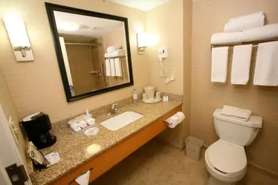 Un baño de Holiday Inn Express Saltillo Zona Aeropuerto by IHG