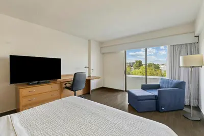 Una televisión o centro de entretenimiento en Fiesta Inn Express Chihuahua