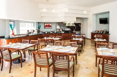 Un restaurante o sitio para comer en Fiesta Inn Express Chihuahua