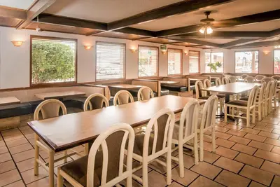 Un restaurante o sitio para comer en Quality Inn Ciudad Obregon
