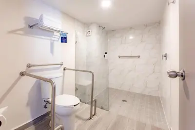 Un baño de Comfort Inn Hermosillo Pitic