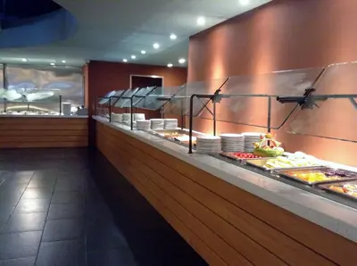 Comida en o cerca de este hotel