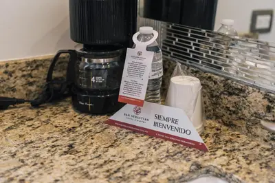 Utensilios para hacer té y café en Hotel San Sebastian