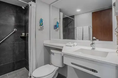 Un baño de City Express by Marriott Durango