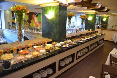 Comida en o cerca de este hotel