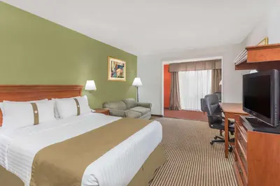 Una televisión o centro de entretenimiento en Wyndham Garden Obregon