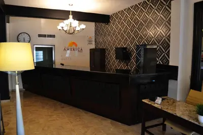 Una televisión o centro de entretenimiento en Hotel America Palacio