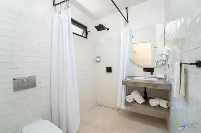Un baño de Hotel Oasis
