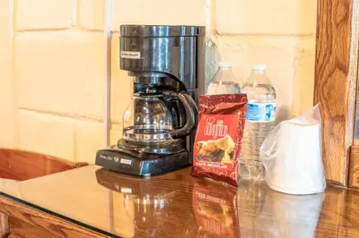 Utensilios para hacer té y café en Hotel Oasis
