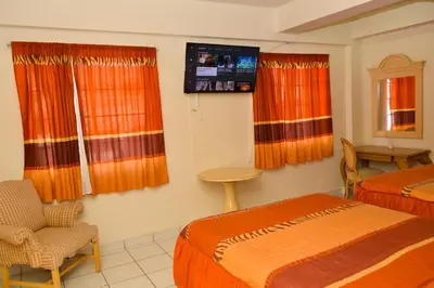 Una televisión o centro de entretenimiento en HOTEL BAEZA