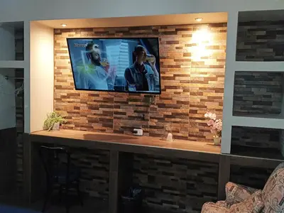 Una televisión o centro de entretenimiento en HOTEL BAEZA