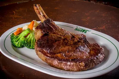 Comida en o cerca de este hotel