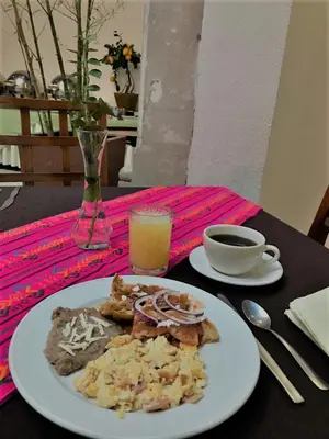 Comida en o cerca de este hotel