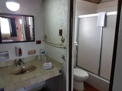 Un baño de State Inn